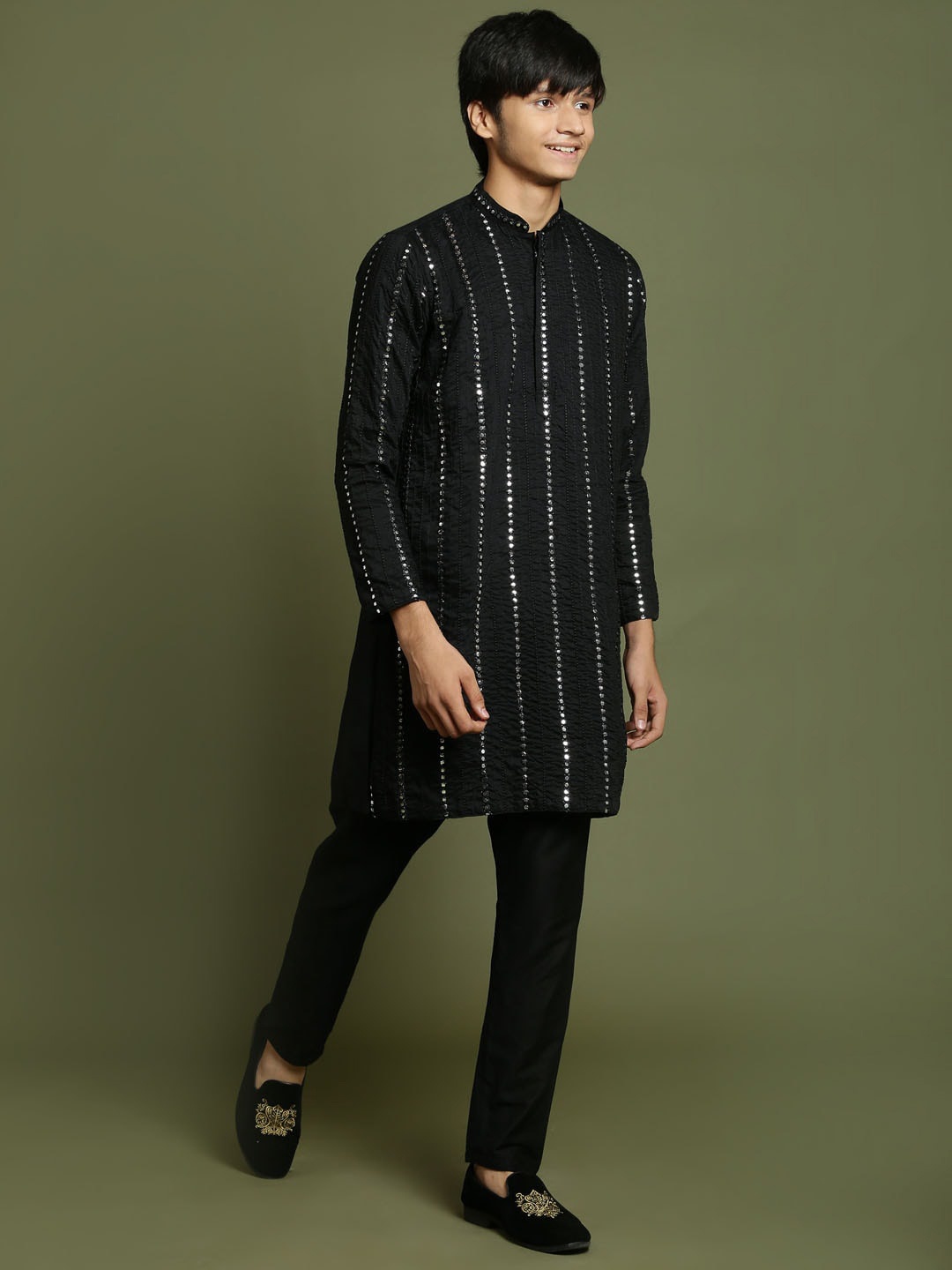 

VASTRAMAY Boys Floral Embroidered Mandarin Collar Mirror Work Kurta With Pyjamas, Black