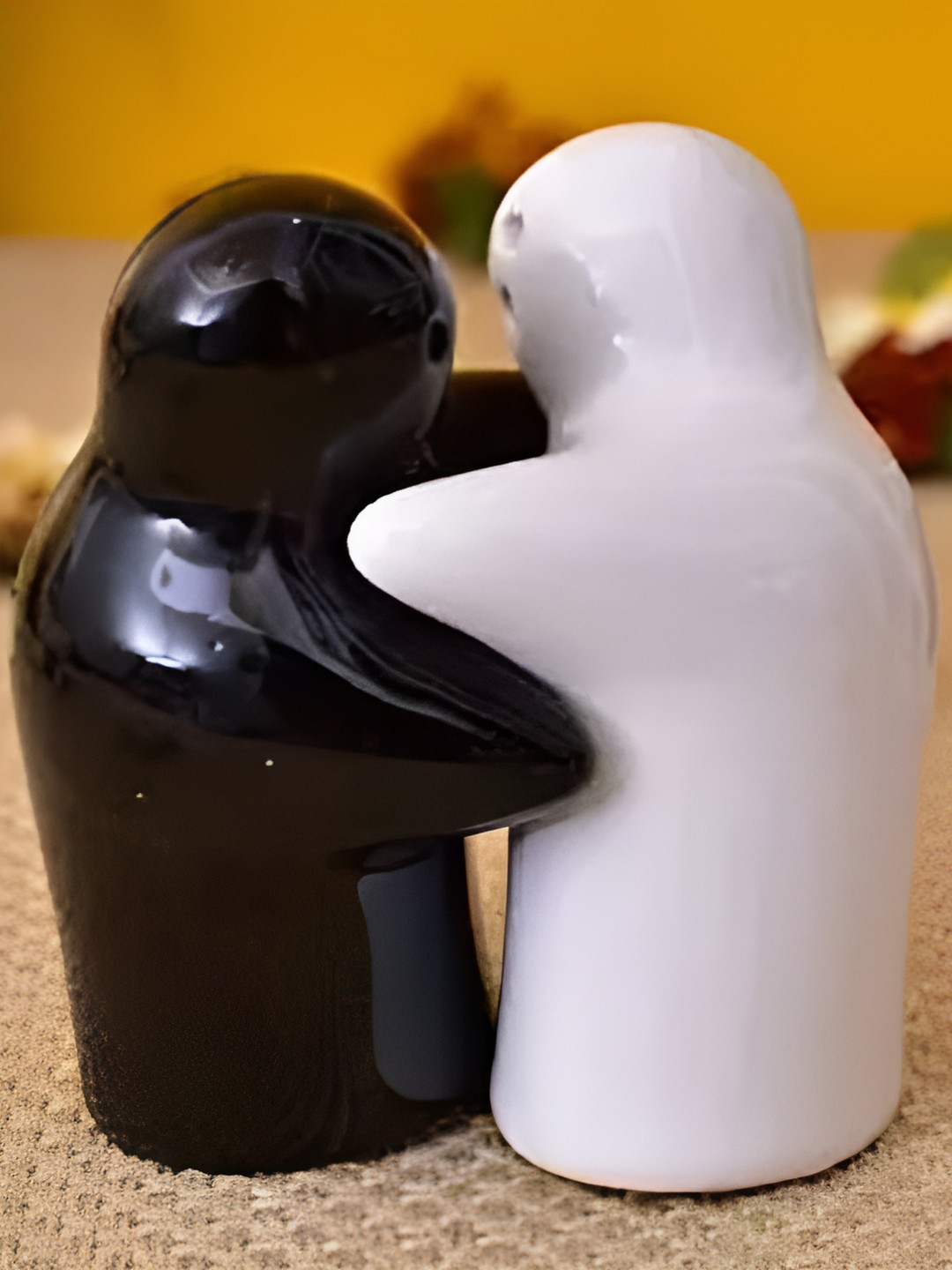

Kittens White & Black 2 Pieces Ceramic Salt & Pepper Dispenser