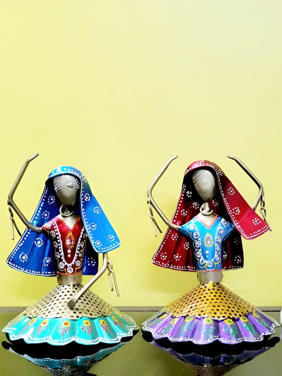 

Kittens Brown & Blue 2 Pieces Rajasthani Metal Figurine Showpieces