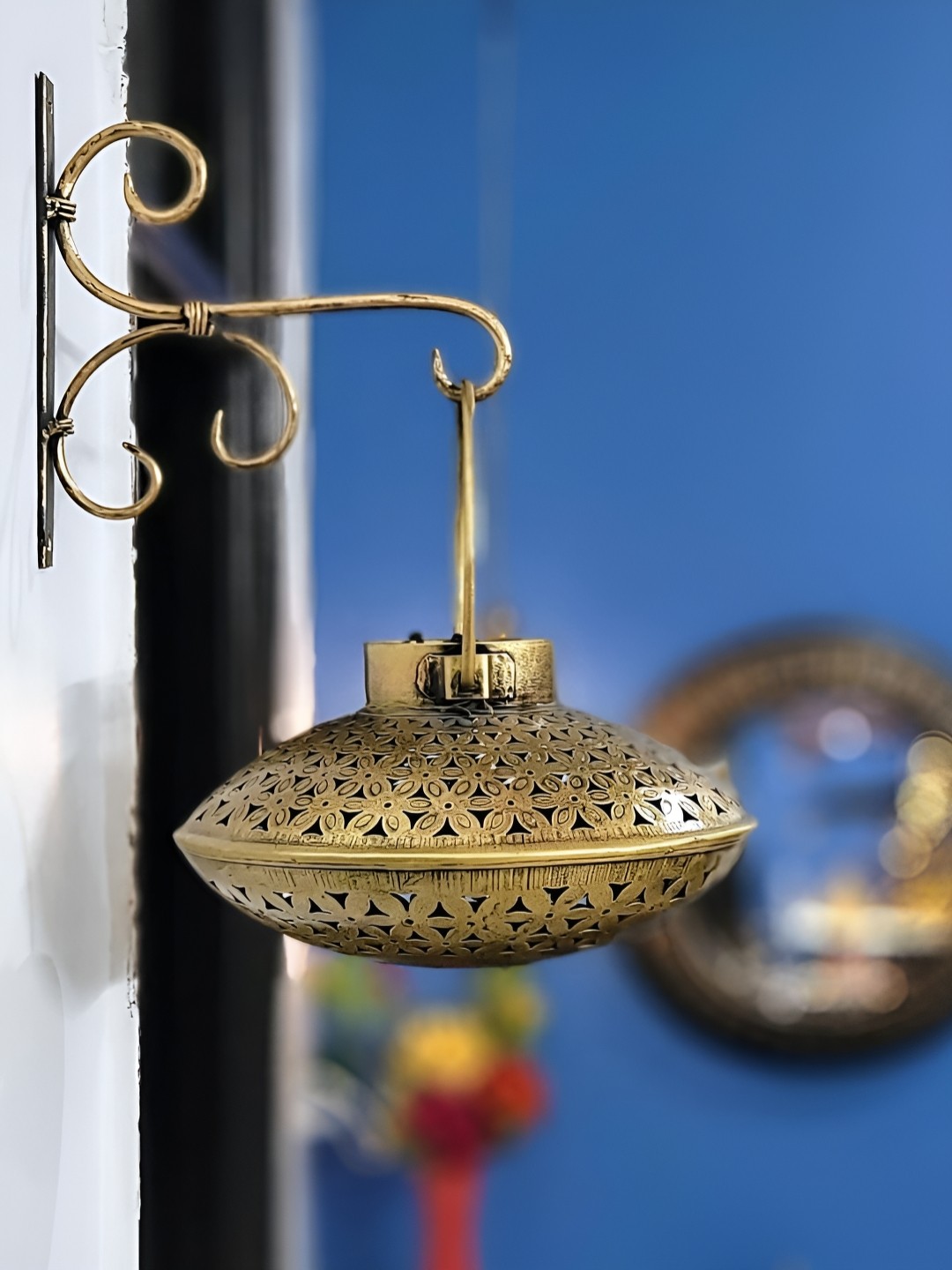 

Kittens Gold Toned Metal Deghchi Shaped Wall Hanging Canndle Holder