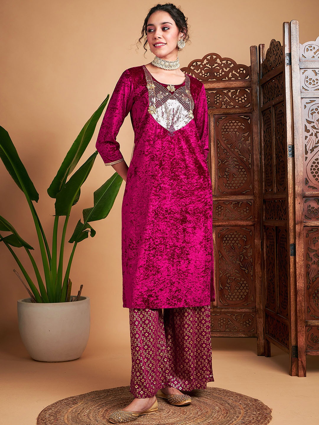 

Shae by SASSAFRAS Fuchsia Sequinned Velvet Straight Kurta