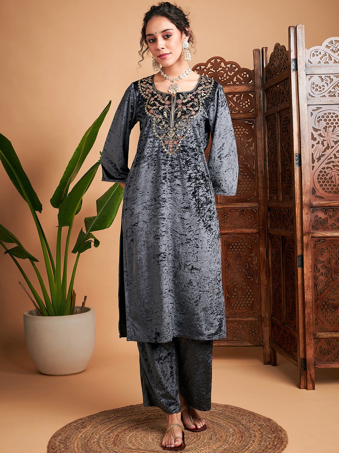 

Shae by SASSAFRAS Ethnic Motifs Embroidered Velvet Straight Kurta, Grey