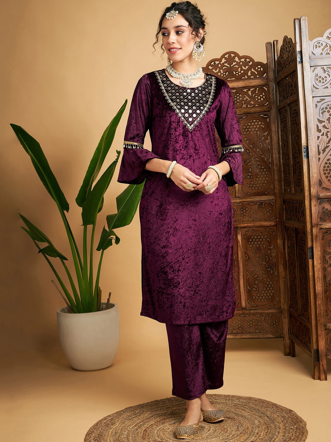 

Shae by SASSAFRAS Sequinned Velvet Straight Kurta, Purple