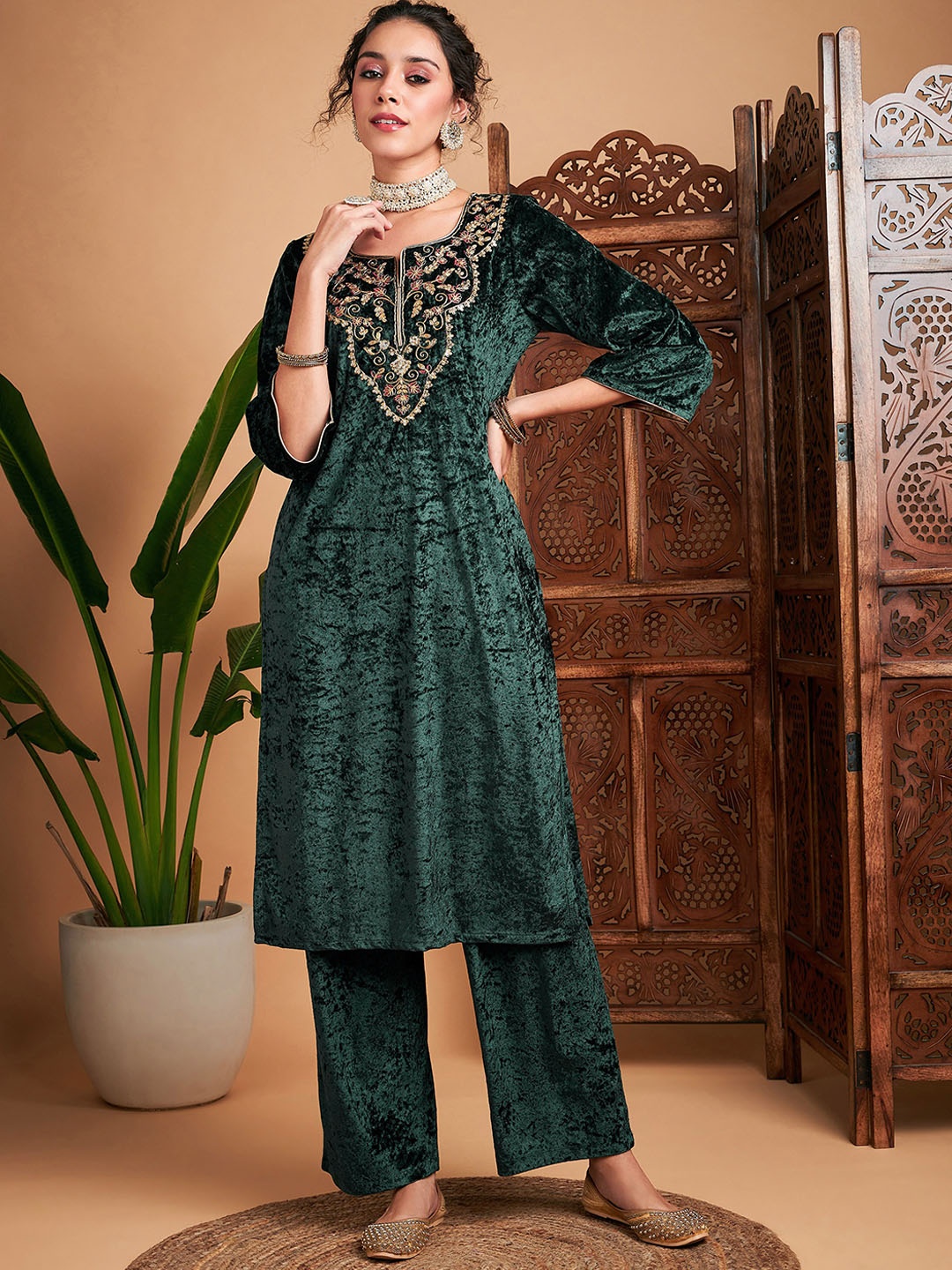 

Shae by SASSAFRAS Ethnic Motifs Yoke Design Zari Sequined Velvet Kurta, Green