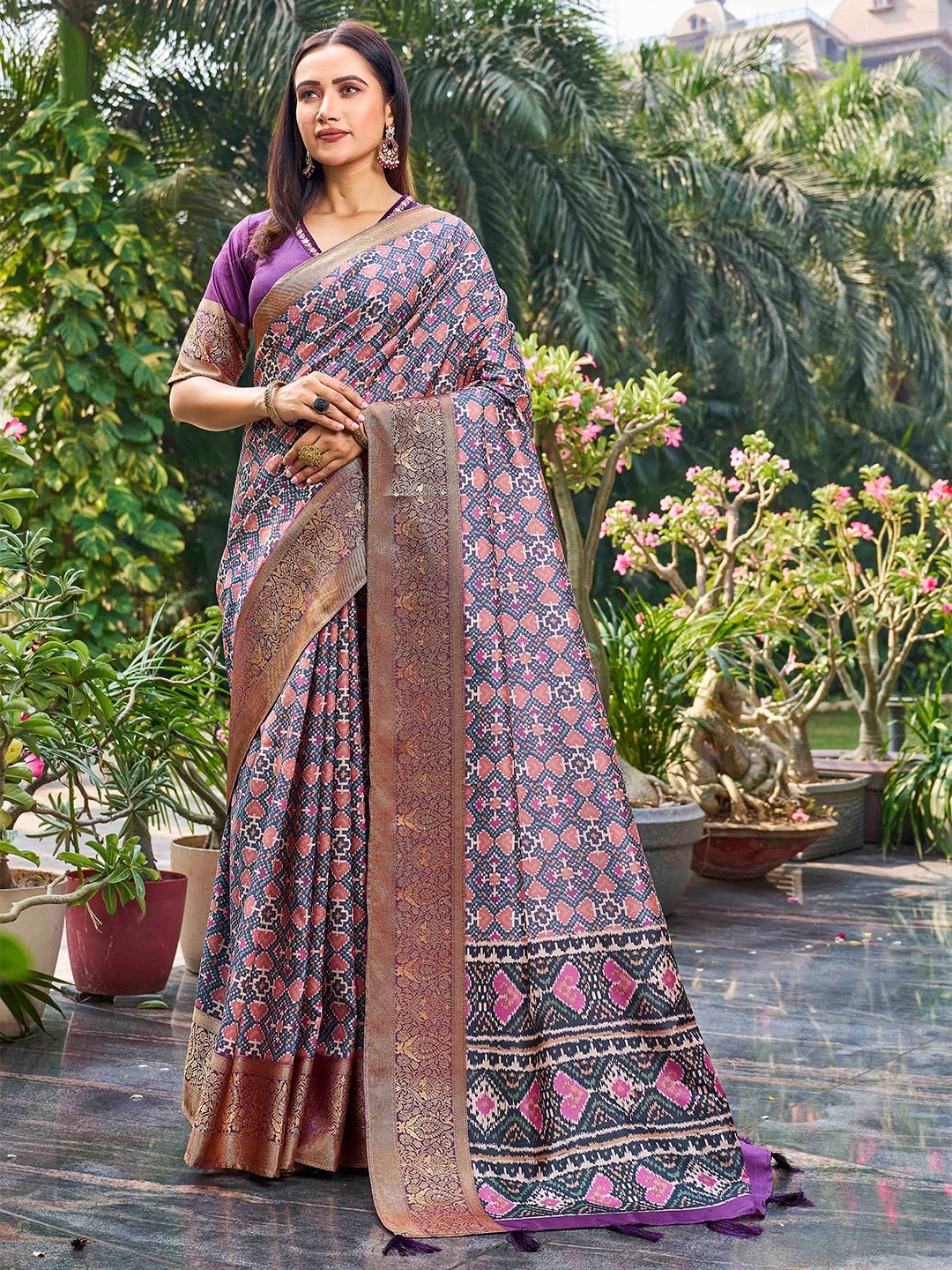 

ODD BY chansi TRENDZ Geometric Printed Zari Saree, Violet