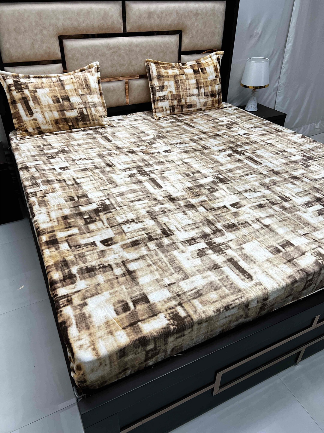 

Pure Decor Cozy Brown & Cream Abstract 260 TC Super King Bedsheet With 2 Pillow Covers