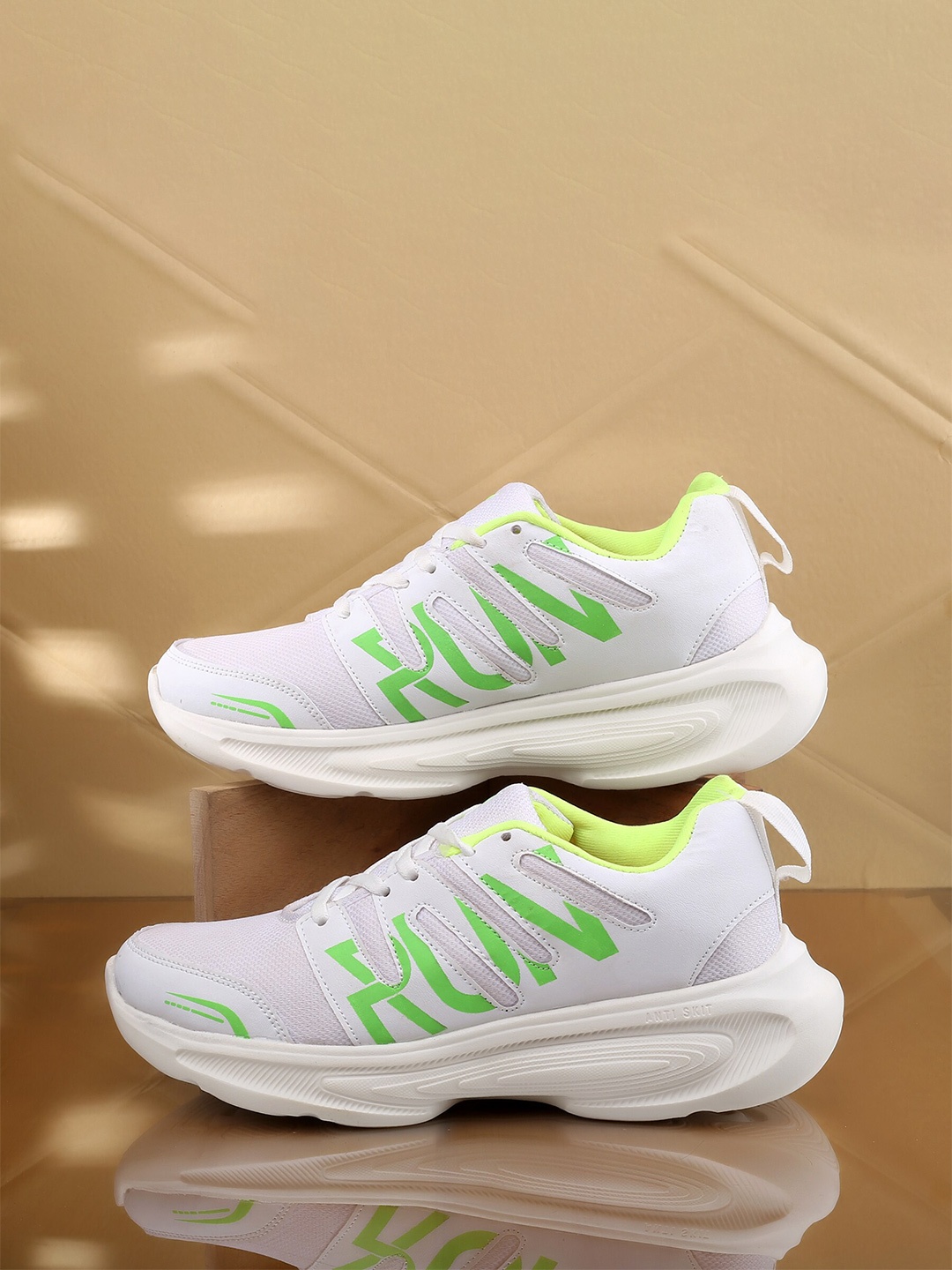

KRAASA Men Mesh Running Shoes, White