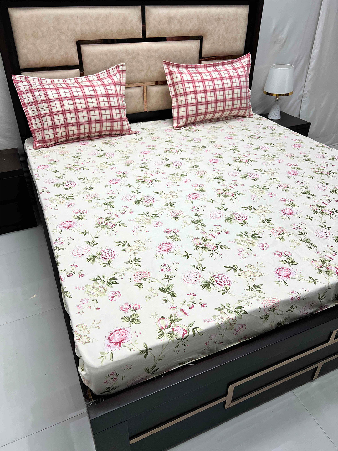 

Pure Decor Manor White Floral Fitted 186 TC Super King Bedsheet with 2 Pillow Covers