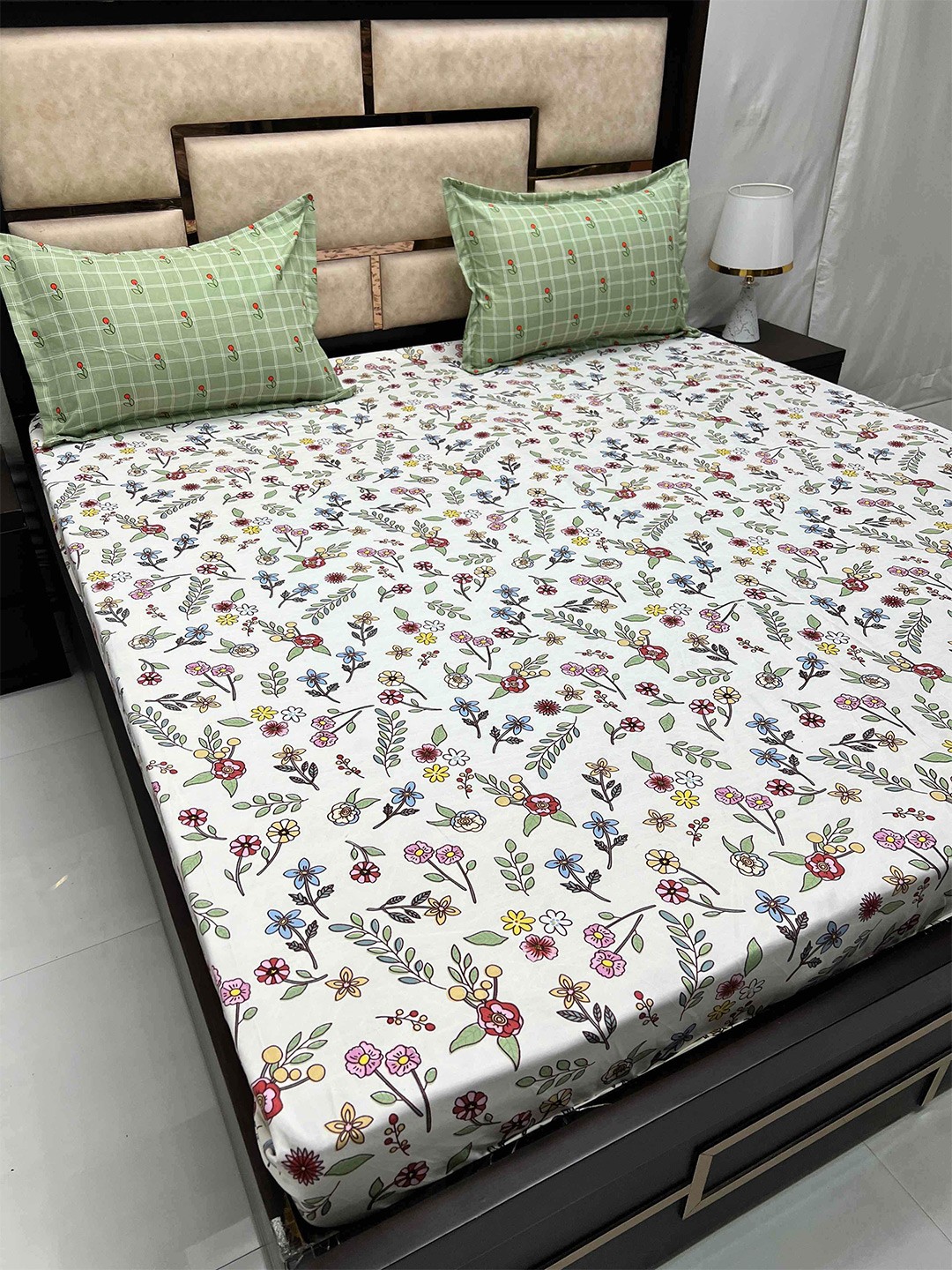 

Pure Decor Manor White Floral Fitted 186 TC Super King Bedsheet with 2 Pillow Covers