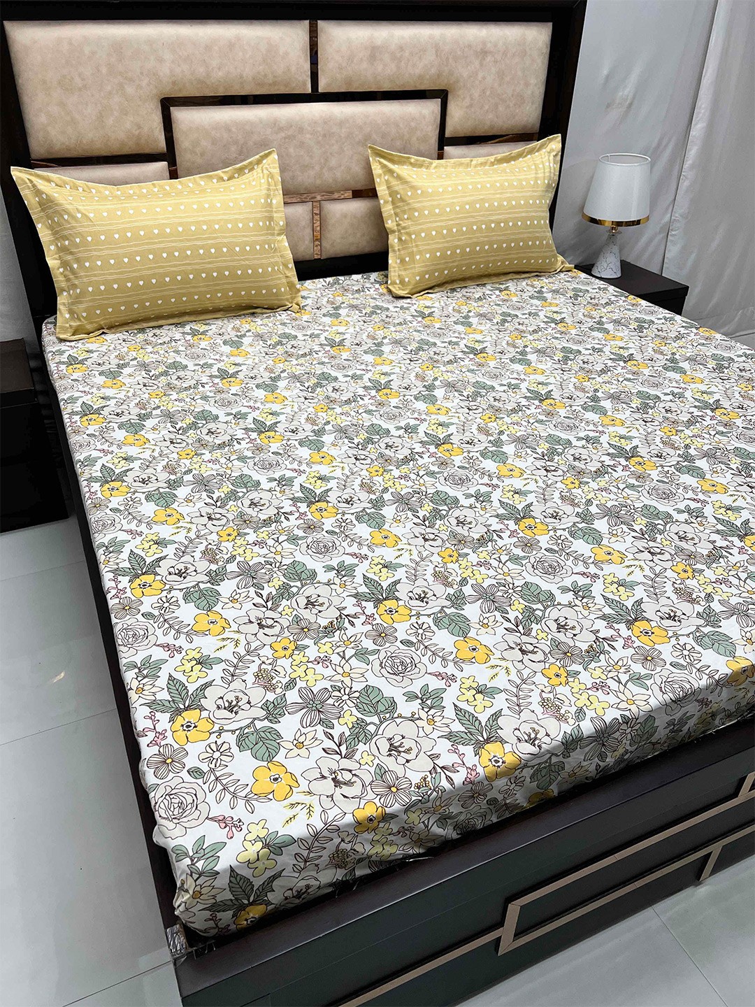 

Pure Decor Manor Yellow & White Floral 186 TC King Bedsheet with 2 Pillow Covers