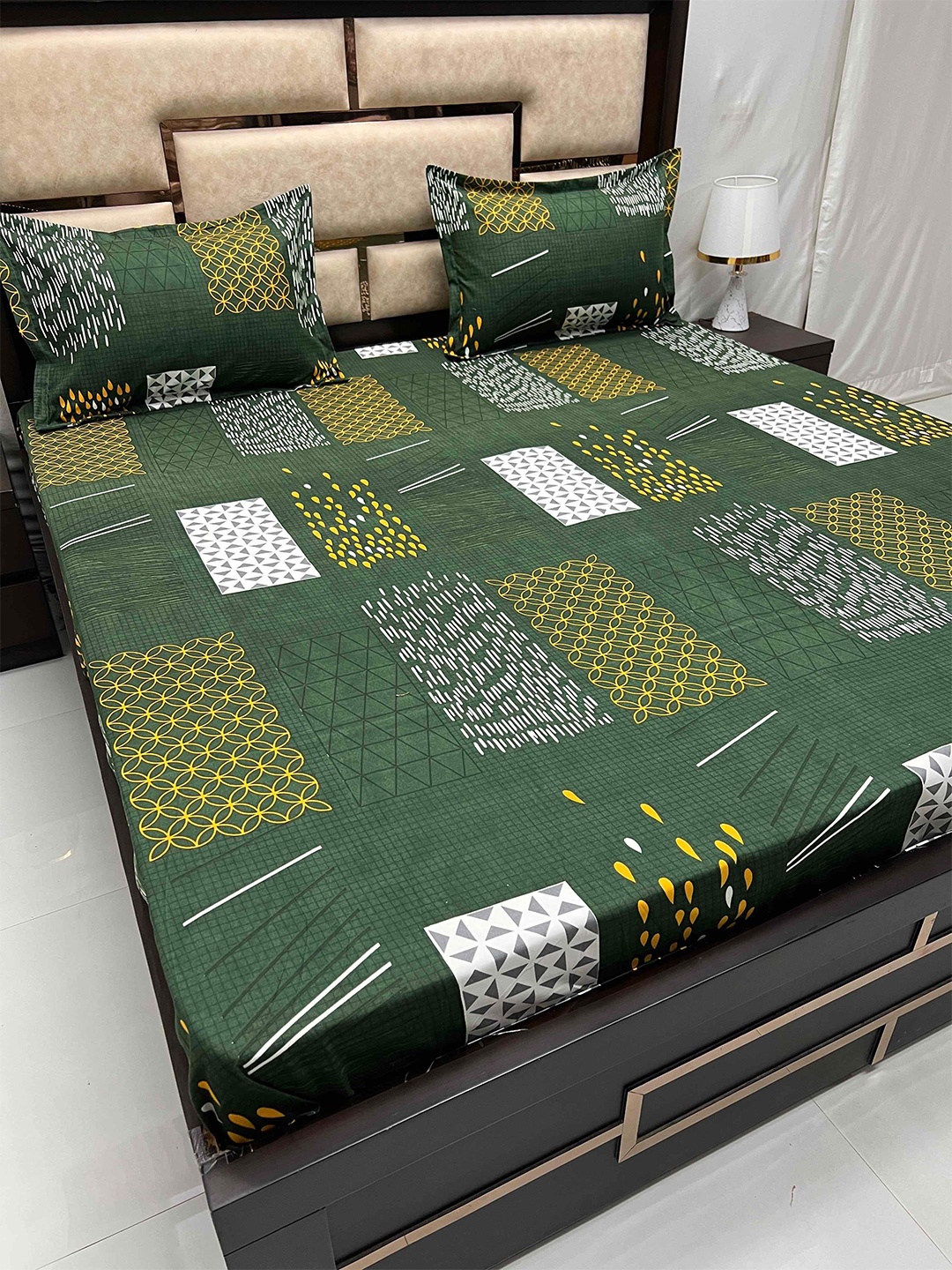 

Pure Decor Amulya Green & Yellow Geometric 250 TC Queen Bedsheet with 2 Pillow Covers