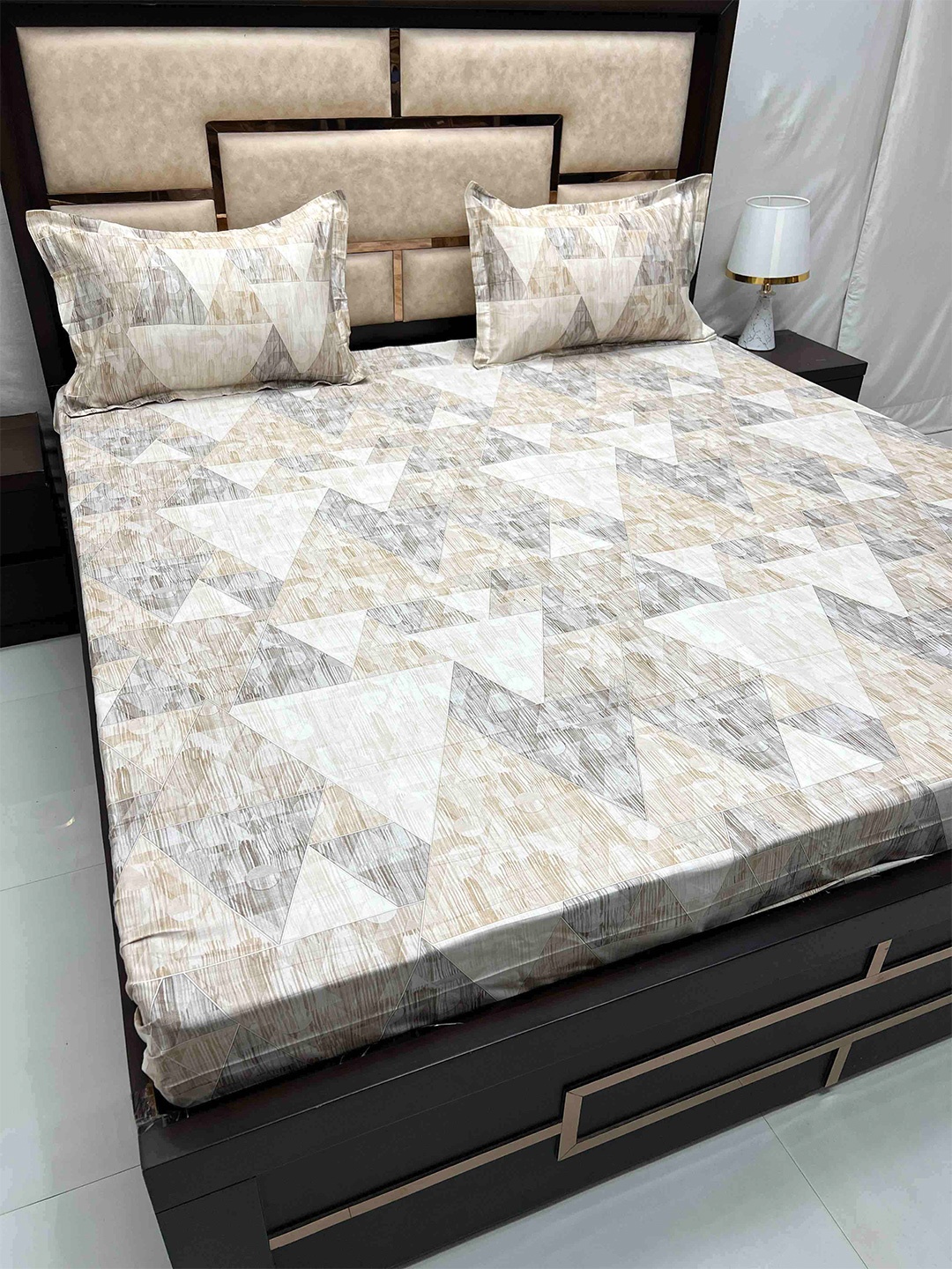

Pure Decor Divine Fur Brown Geometric Cotton 380 TC King Bedsheet with 2 Pillow Covers