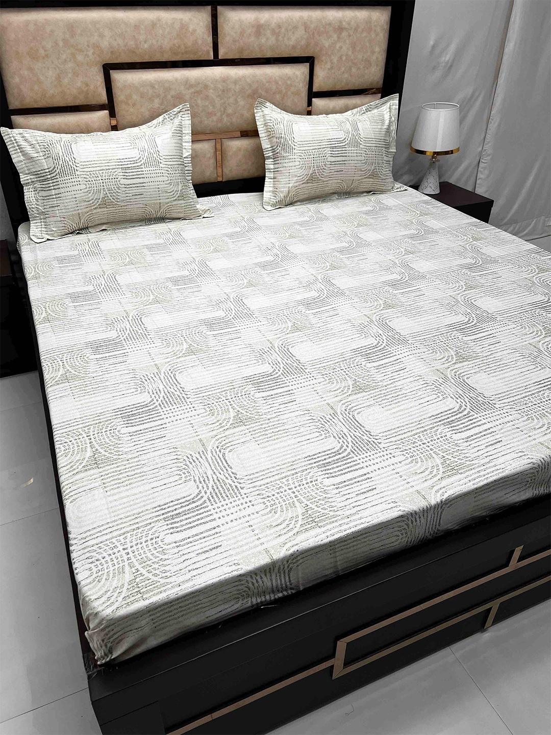 

Pure Decor Divine Fur White Cotton 260 TC King Bedsheet with 2 Pillow Covers
