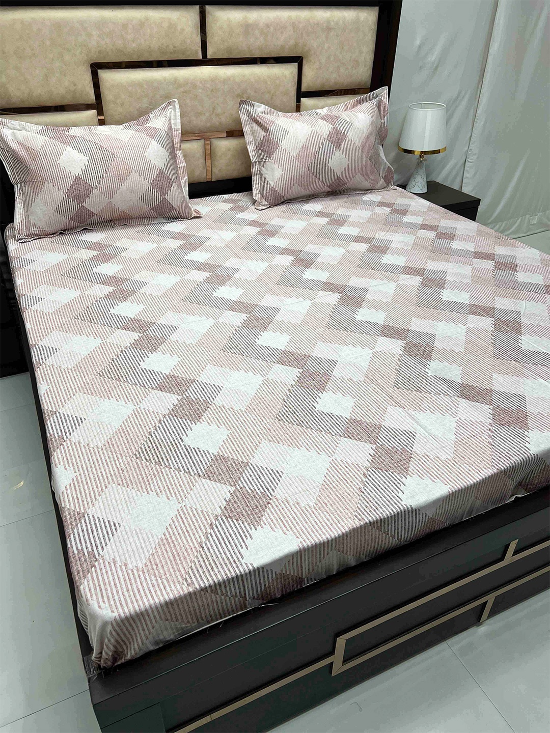 

Pure Decor Divine Fur Peach Geometric Cotton 380 TC King Bedsheet with 2 Pillow Covers
