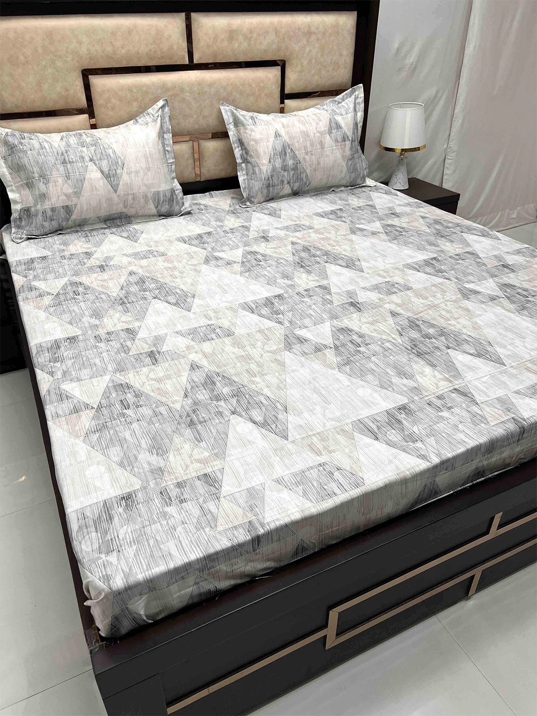 

Pure Decor Divine Grey Geometric Cotton 380 TC Super King Bedsheet With 2 Pillow Covers