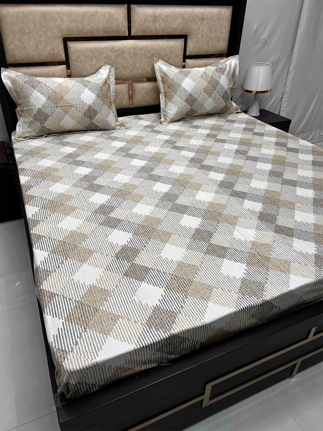 

Pure Decor Divine Brown Geometric Cotton 380 TC Super King Bedsheet with 2 Pillow Covers