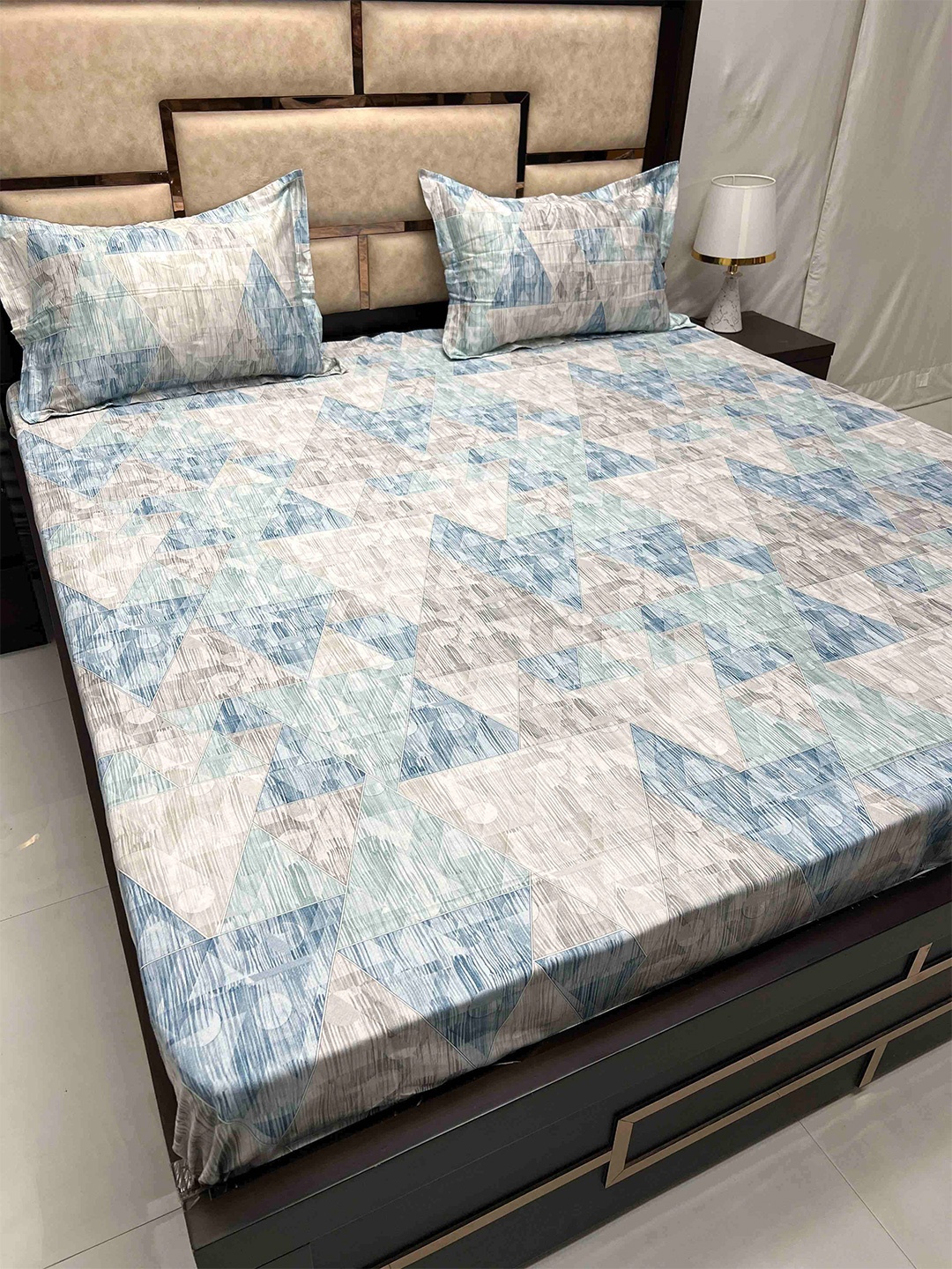 

Pure Decor Divine Blue Geometric Cotton 380 TC Super King Bedsheet with 2 Pillow Covers