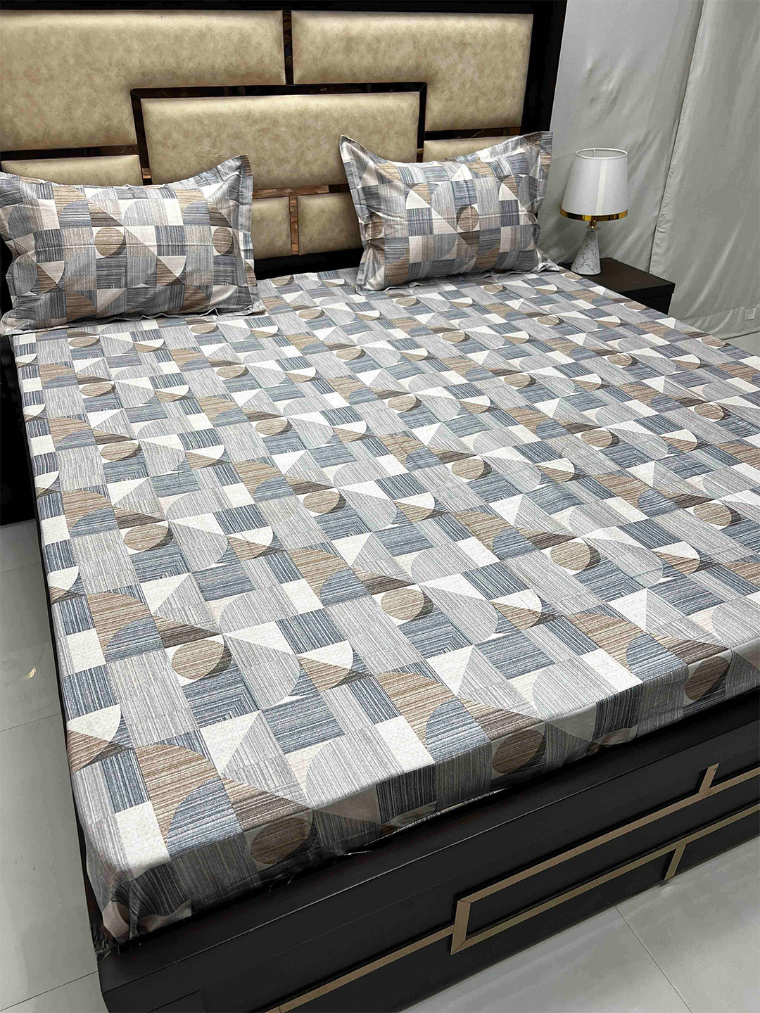 

Pure Decor Divine Grey Geometric Cotton 380 TC Super King Bedsheet with 2 Pillow Covers