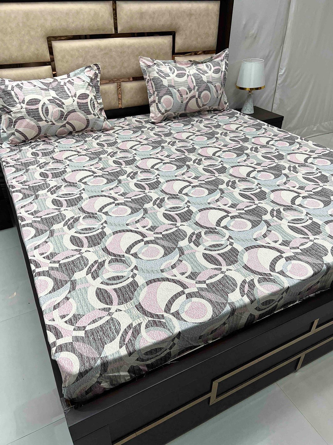 

Pure Decor Villa Black & Pink Geometric Cotton 350 TC King Bedsheet with 2 Pillow Covers