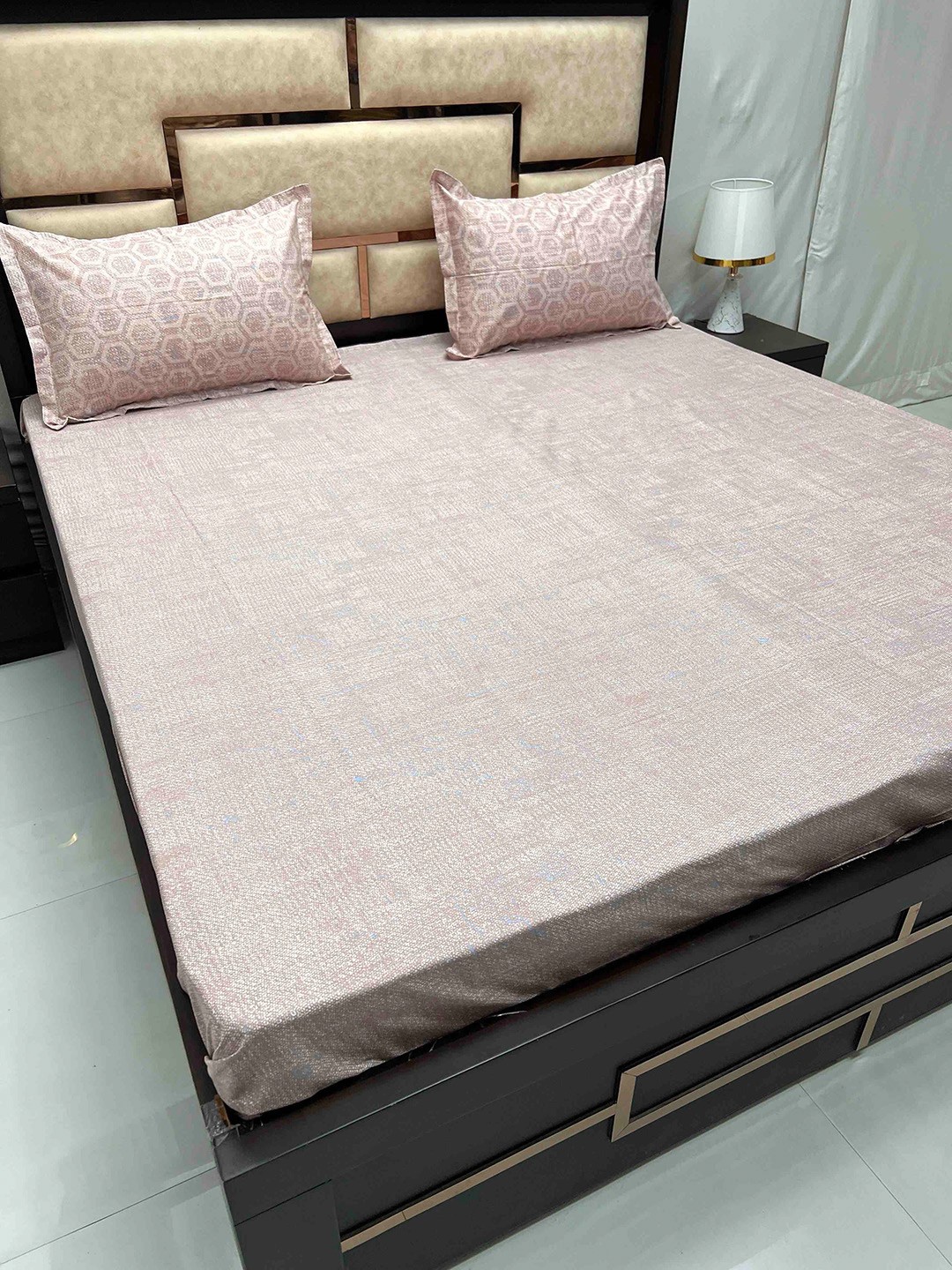 

Pure Decor lifestyle Brown Abstract Cotton 350 TC Super King Bedsheet with 2 Pillow Covers