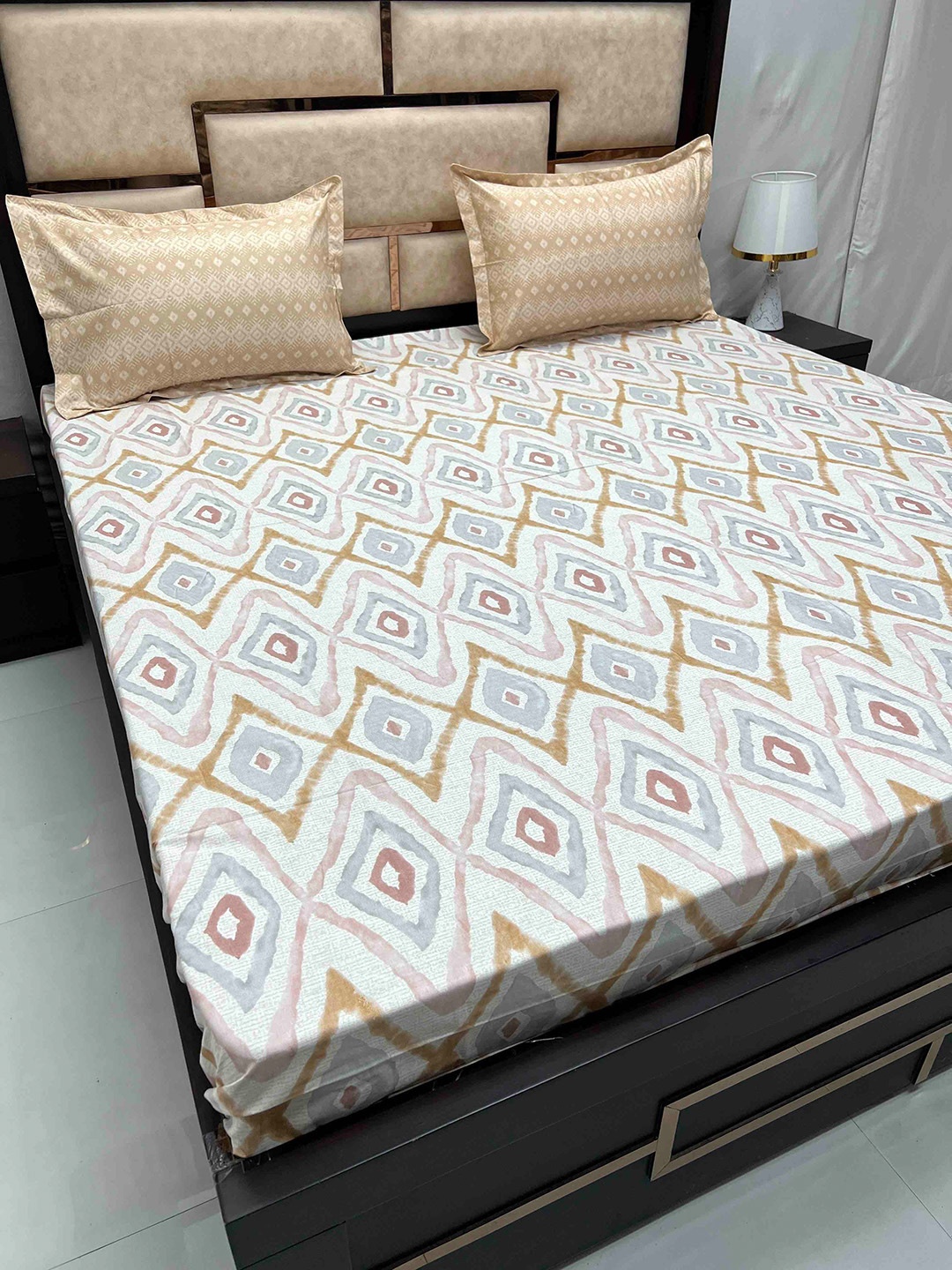 

Pure Decor Lifestyle White & Blue Abstract Cotton 350 TC King Bedsheet & 2 Pillow Covers