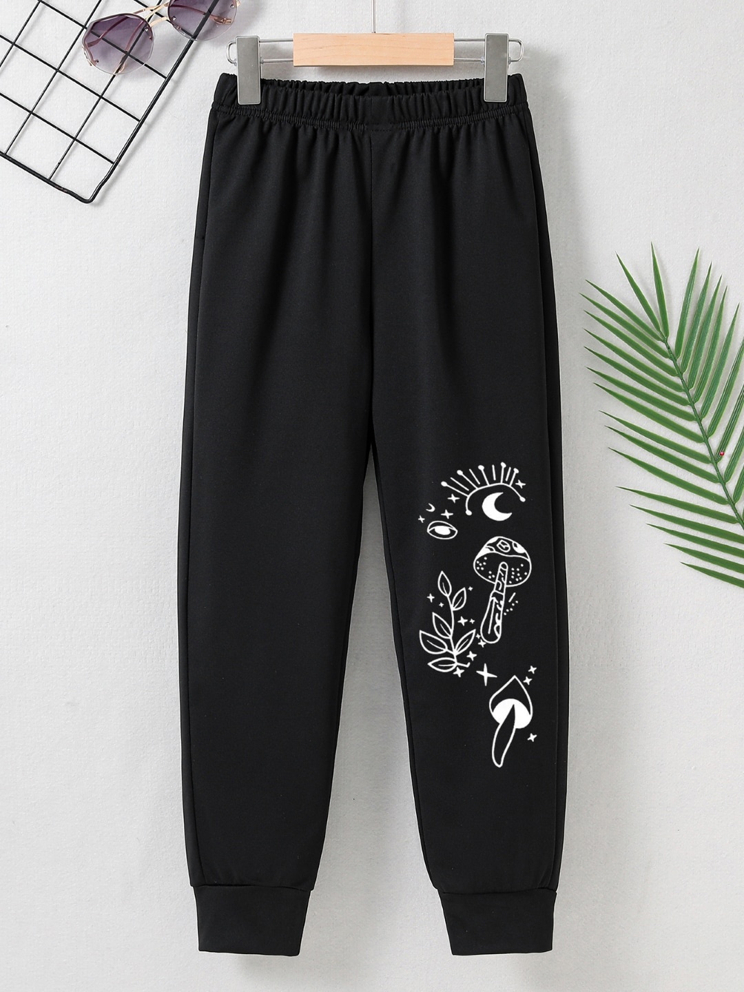 

StyleCast Girls Black Original Conversational Printed Mid Rise Joggers