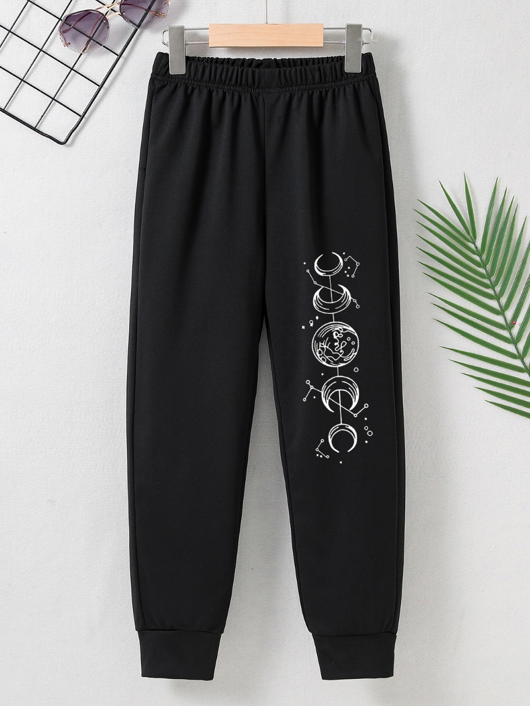 

StyleCast Girls Black Mid Rise Graphic Printed Joggers