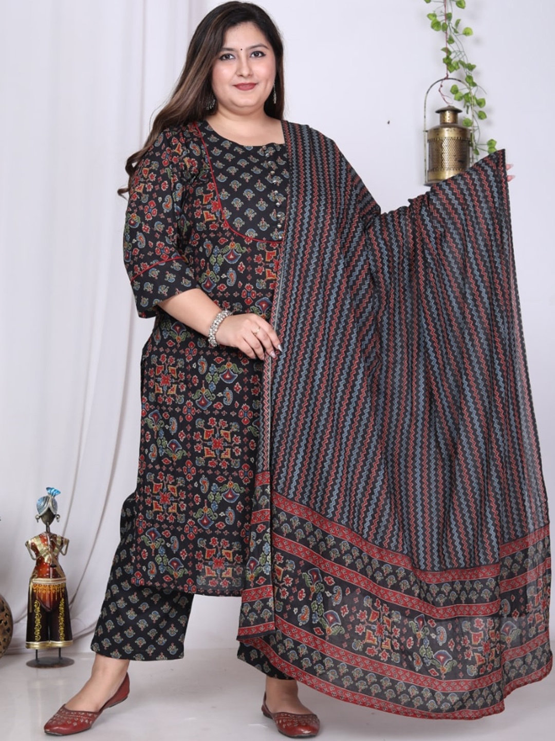 

Swasti Plus Size Floral Printed Pure Cotton Kurta With Trousers & Dupatta, Black