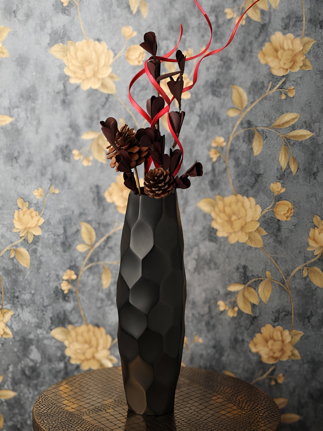 

Decor de Maison Black Metal Flower Vase