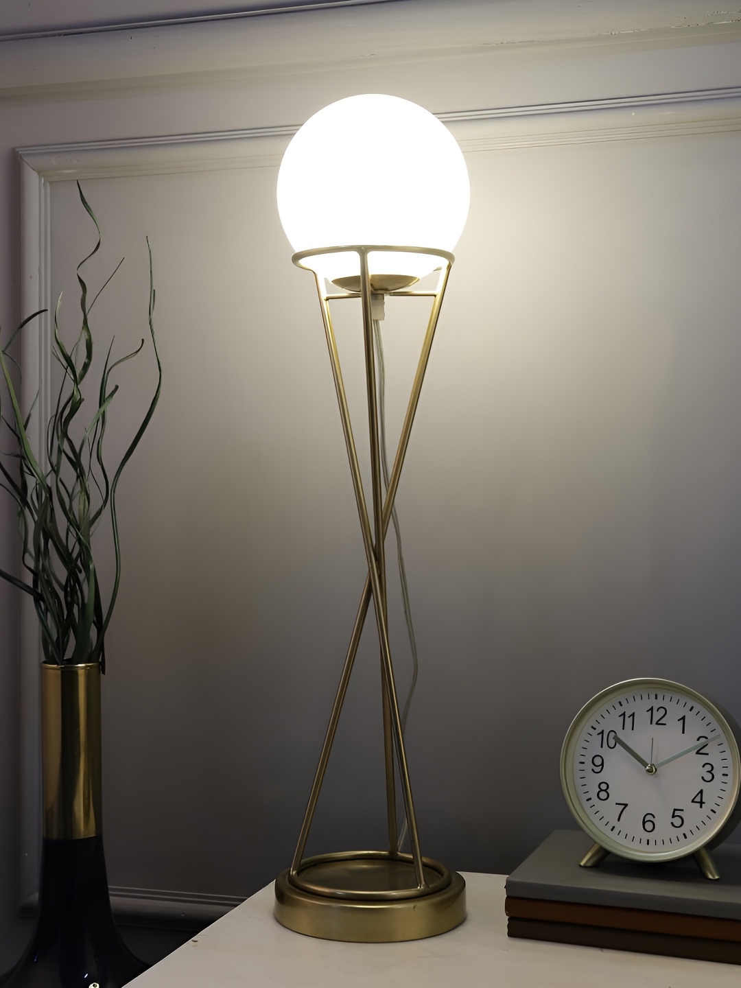 

Decor de Maison Gold Toned Spherical Aluminium Table Lamp
