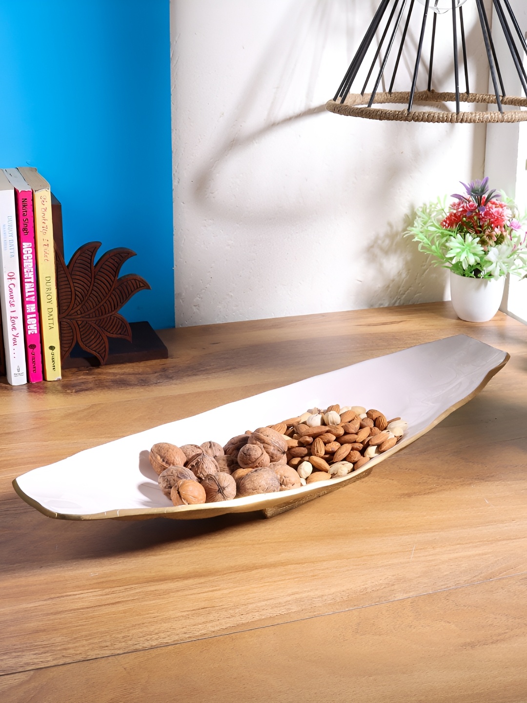 Decor de Maison White & Gold-Toned Boat Shape Enamel Metal Tray