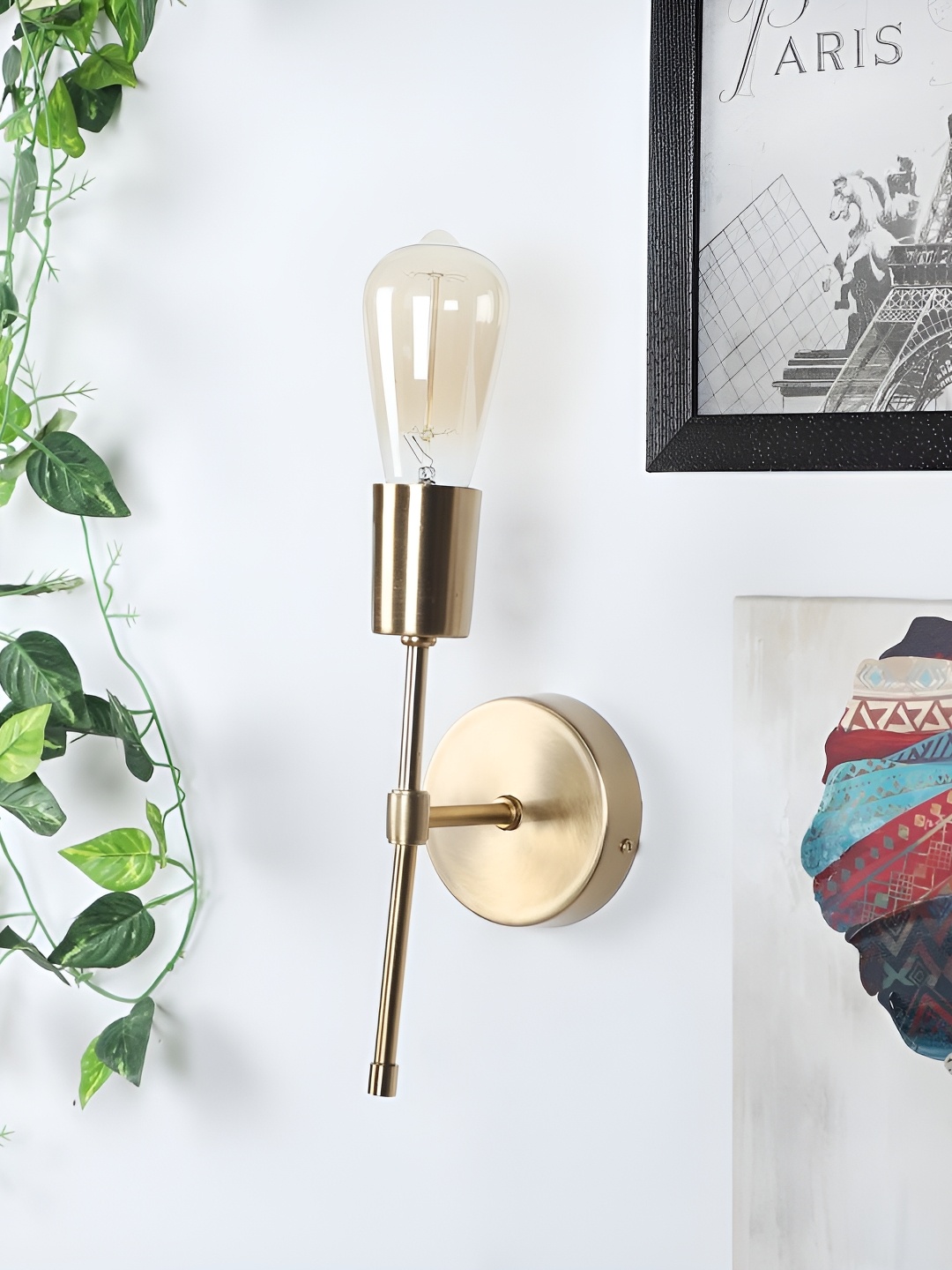 

Decor de Maison Gold Toned Aluminium Abstract Wall Lamp