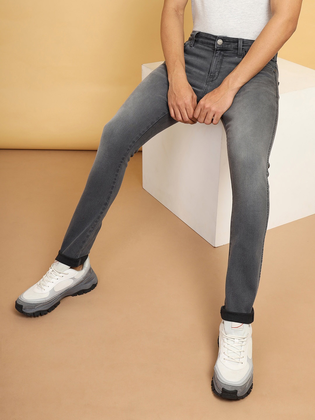 

Wrangler Men Vegas Skinny Fit Low-Rise Light Fade Stretchable Jeans, Grey