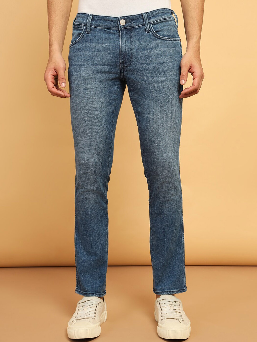 

Wrangler Men Skanders Slim Fit Low-Rise Light Fade Stretchable Jeans, Blue
