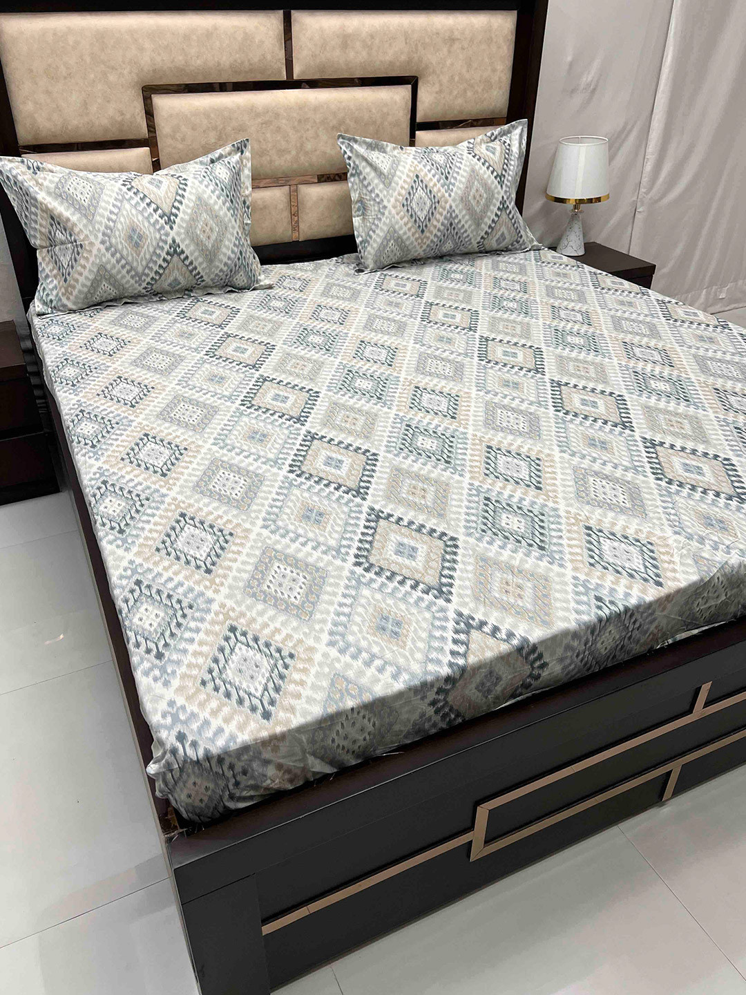 

Pure Decor Royal Velar Grey Geometric Cotton 350 TC King Bedsheet with 2 Pillow Covers, White