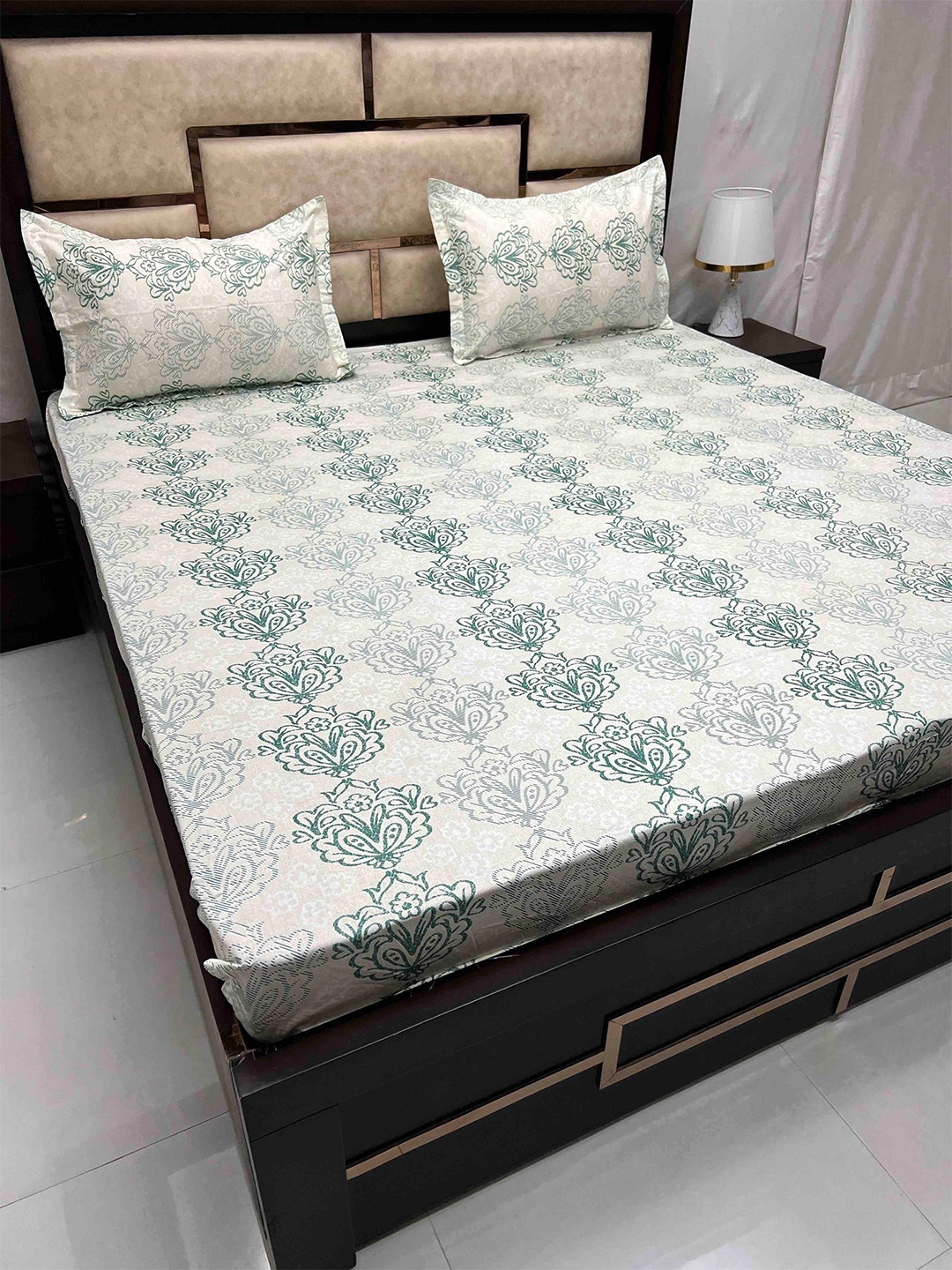 

Pure Decor Royal Velar Green Cotton 350 TC King Bedsheet with 2 Pillow Covers