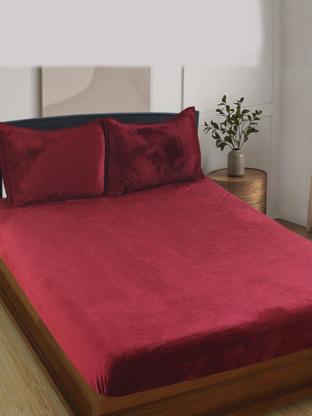 

Nendle Maroon Woollen 400 TC King Bedsheet with 2 Pillow Covers