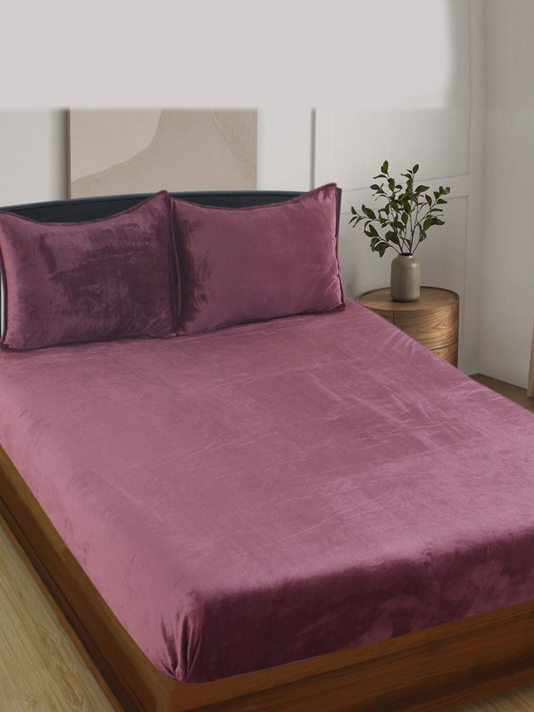 

Nendle Magenta Woollen 400 TC King Bedsheet with 2 Pillow Covers