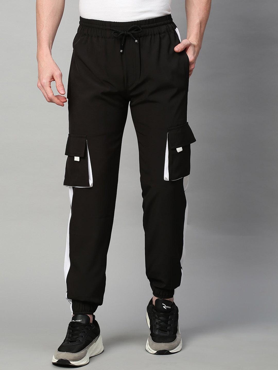 

KRAASA Men Mid-Rise Wrinkle Free Cargos, Black