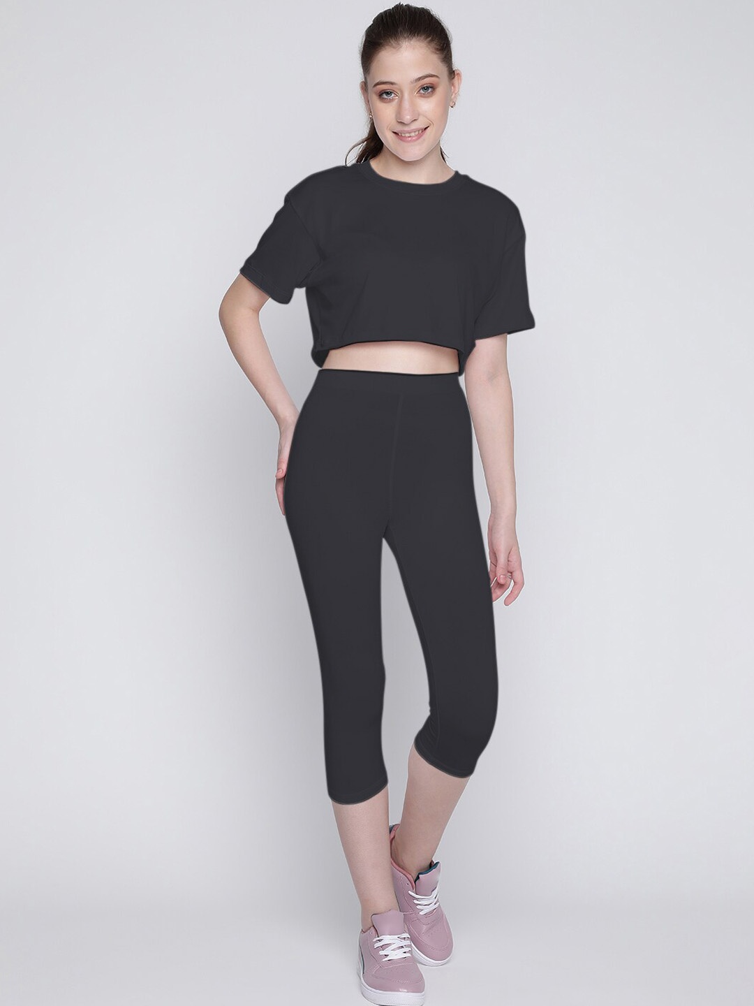 

Wearjukebox Flow Fit Top With Capris, Black