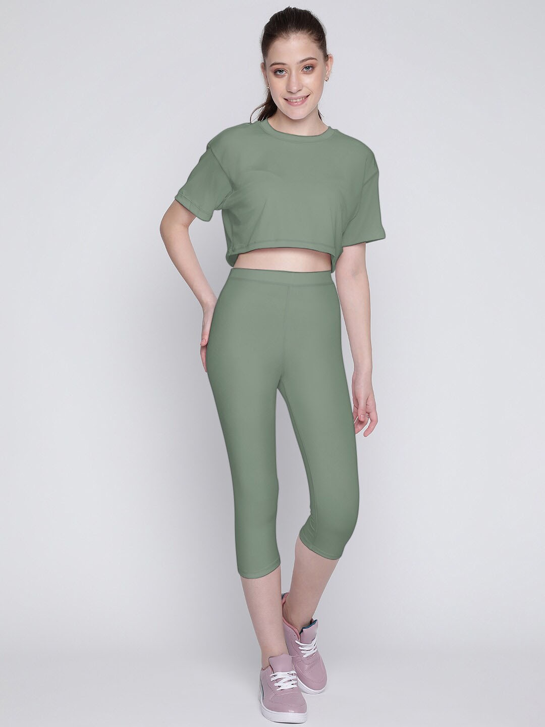 

Wearjukebox Solid Crop Top & Capri Tracksuits, Green