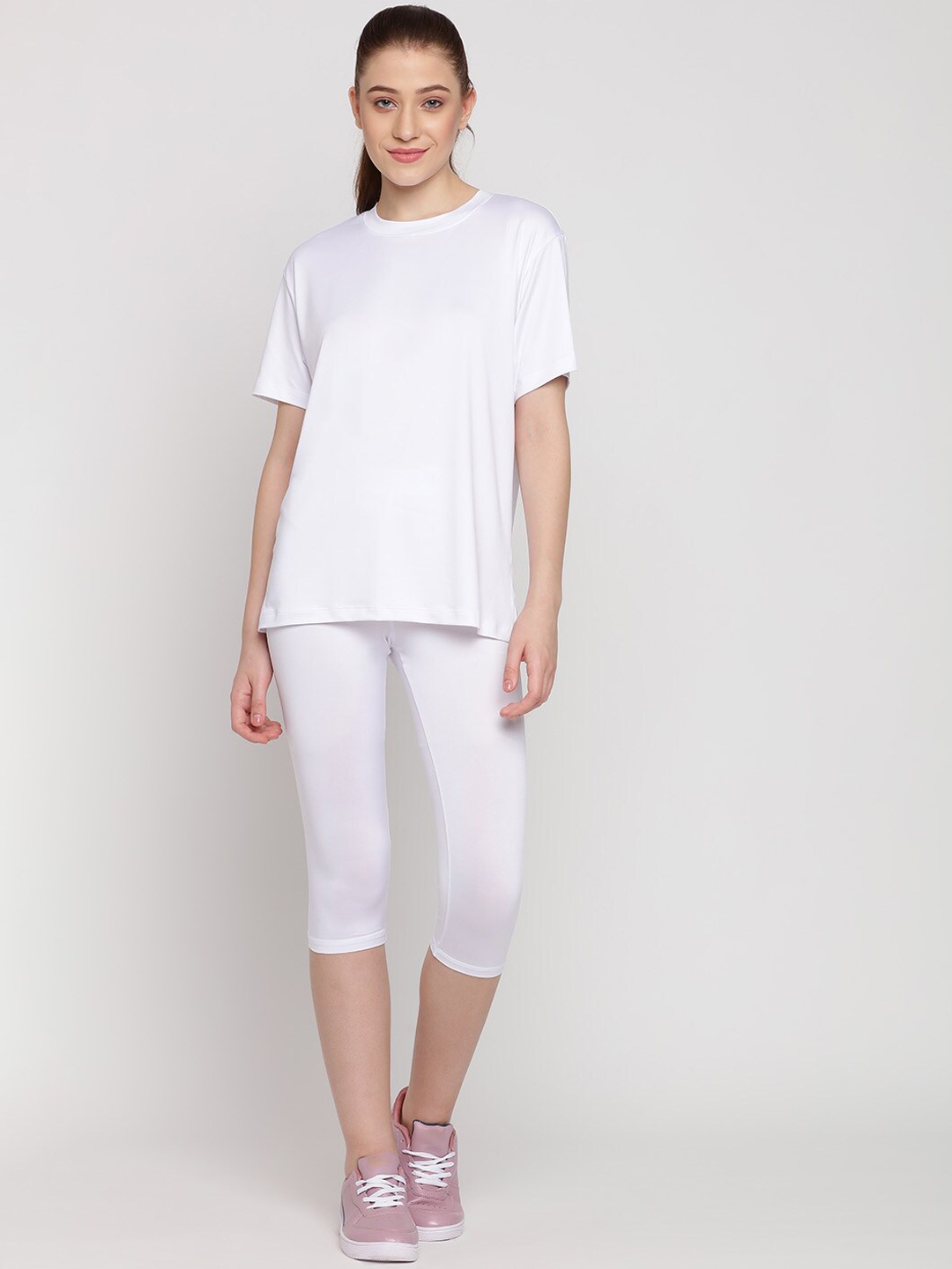 

Wearjukebox Mid-Rise Lightweight And Quick Dry T-Shirt With Leggings, White