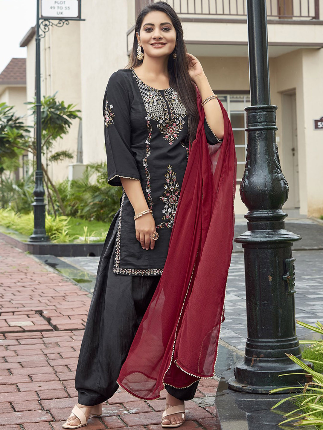 

KALINI Floral Embroidered Thread Work Straight Kurta & Salwar With Dupatta, Black