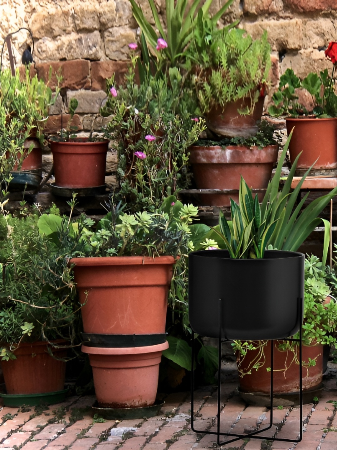 

OPAXA LIVING Black Metal Planter With Stand