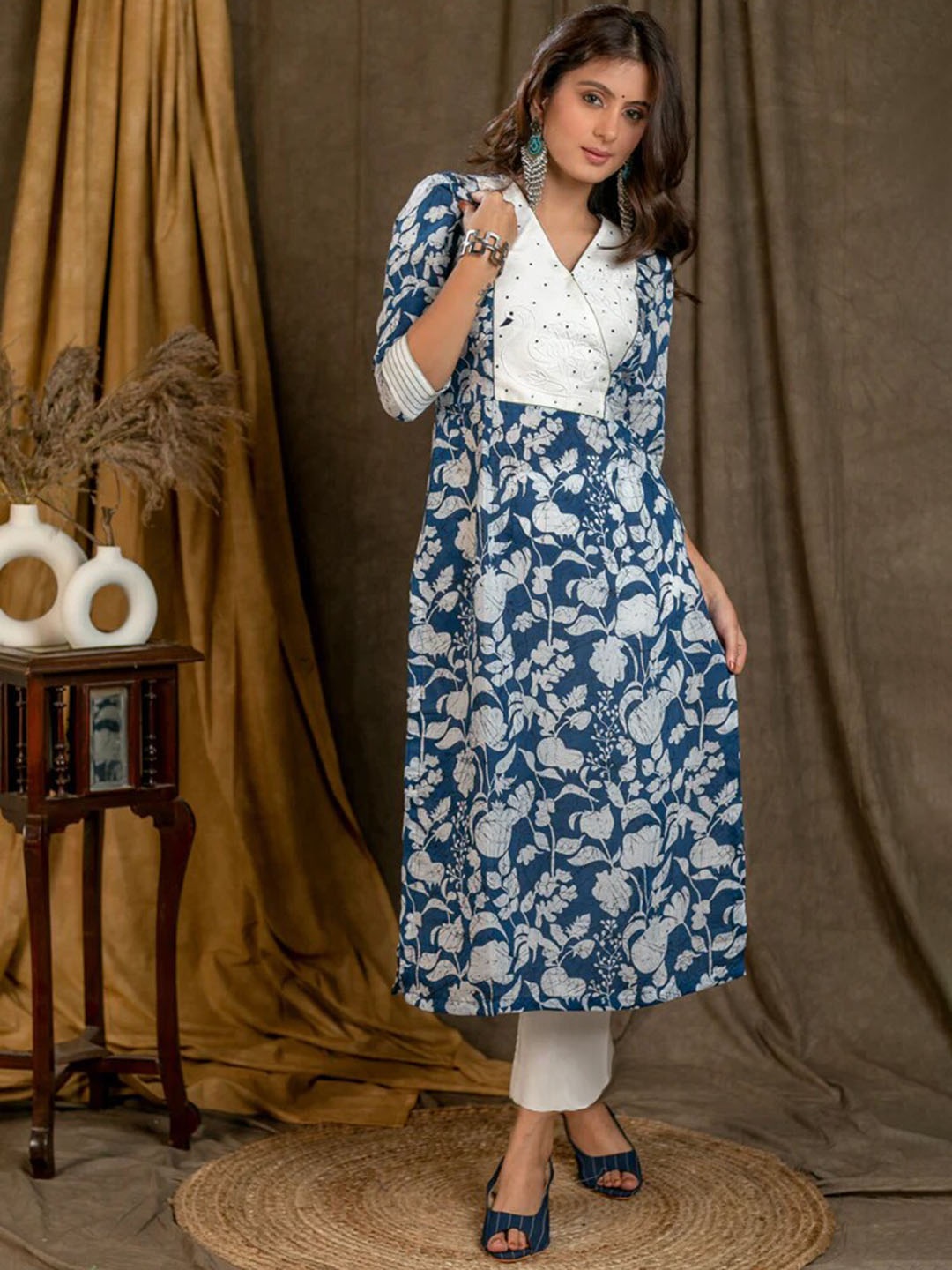 

PERFECTBLUE Floral Printed Thread Work Straight Kurta With Trousers, Blue
