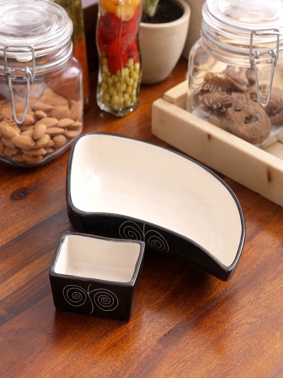 

VarEesha Black 2-Pieces Printed Ceramic Snack Serving Dish Bowl Set