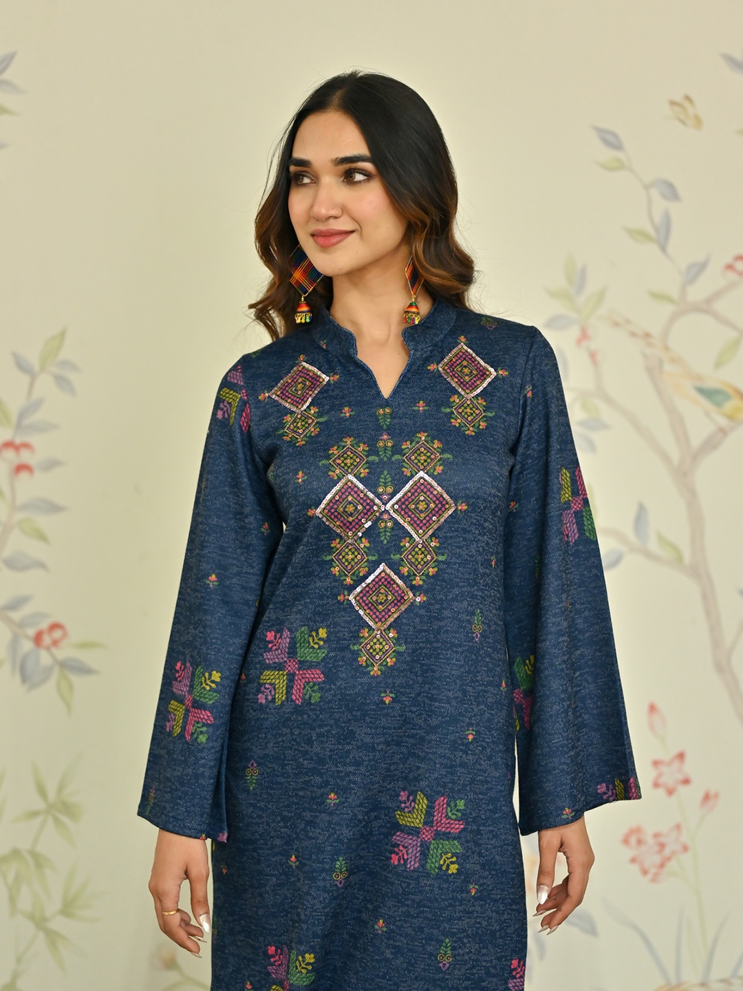 

Rustorange Floral Embroidered Mandarin Collar Straight Kurta, Navy blue