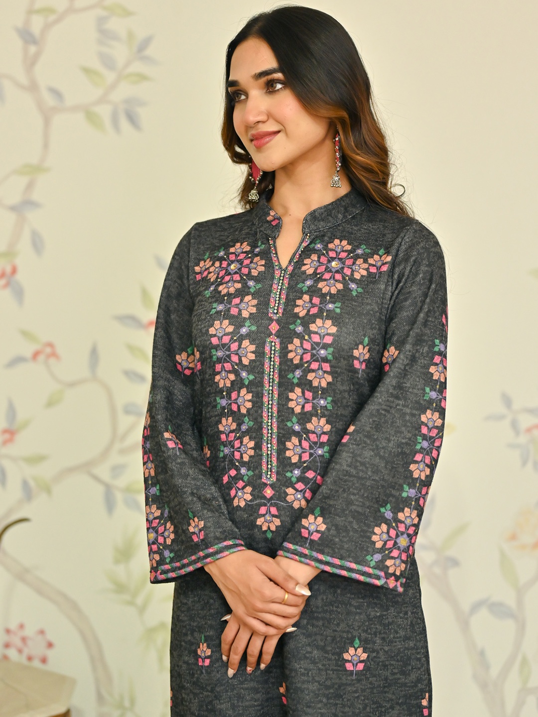 

Rustorange Geometric Printed Mandarin Collar Beads and Stones Kurta, Black