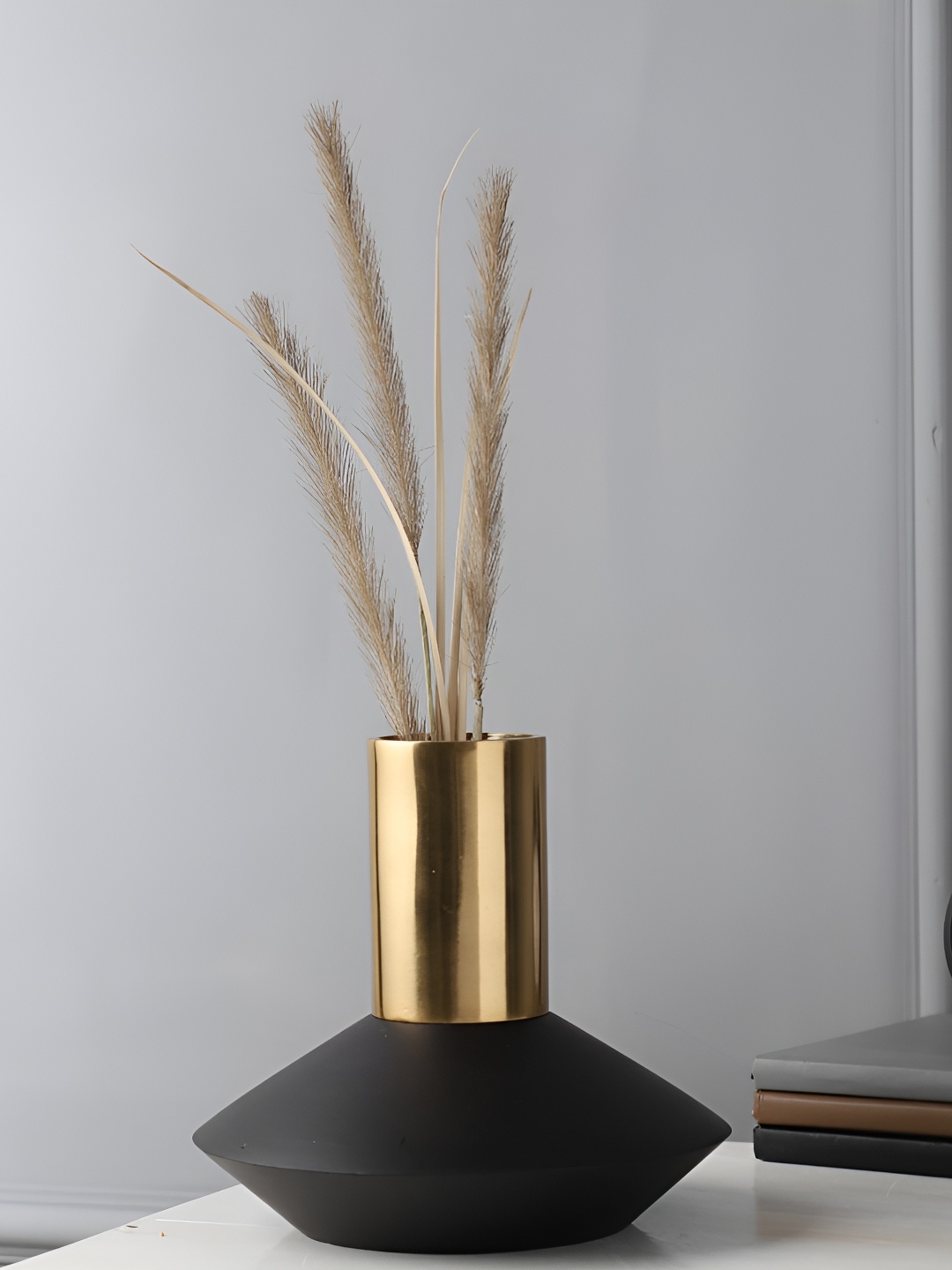 

Decor de Maison Brown & Black Metal Flower Vase