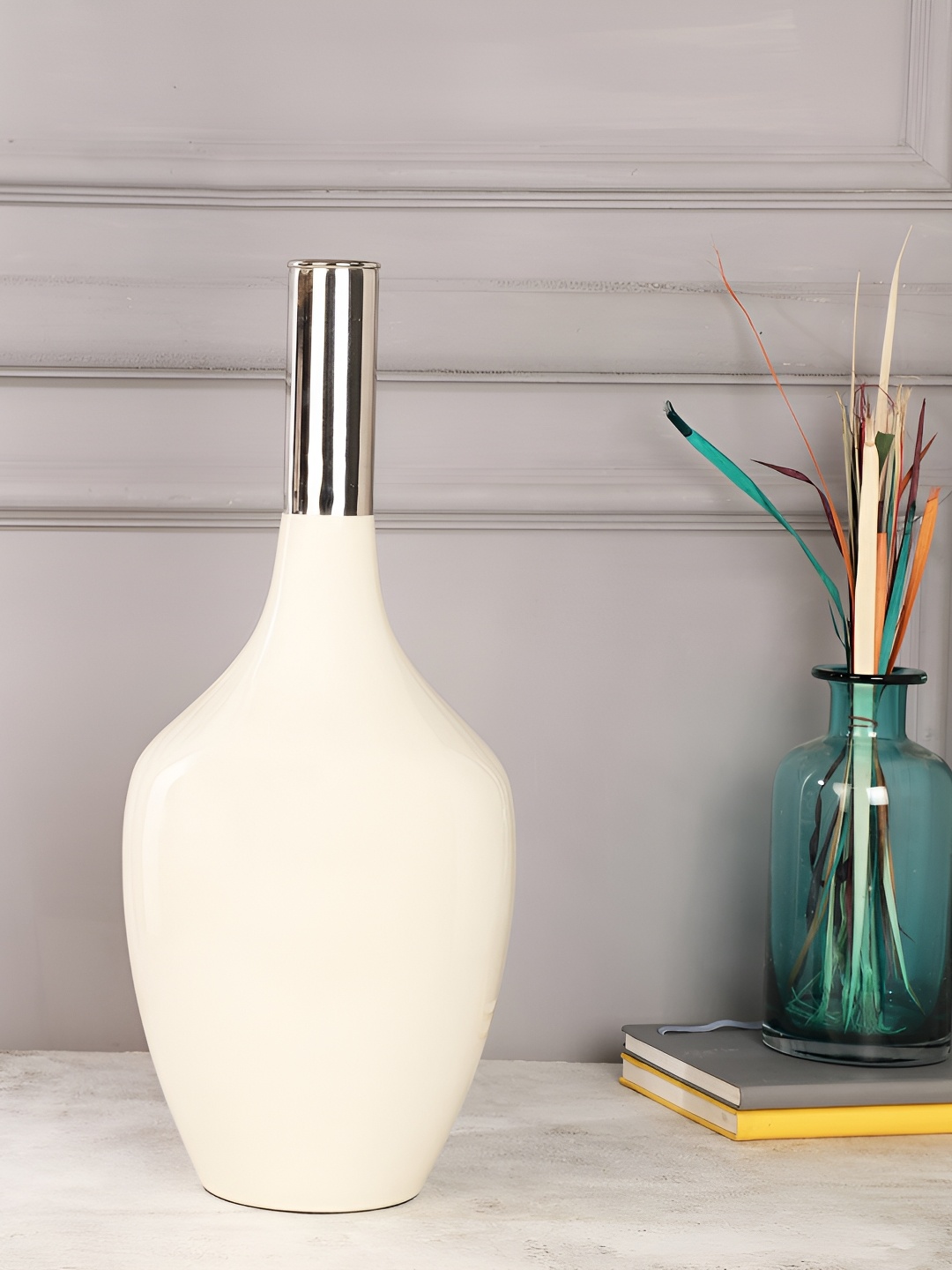 

Decor de Maison White & Silver Toned Metal Flower Vase